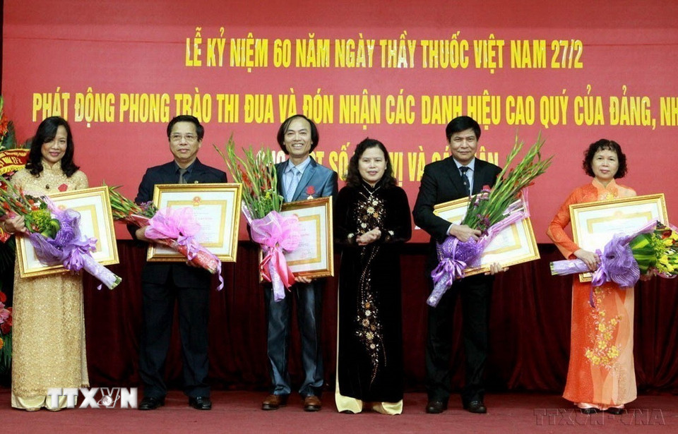 Thứ trưởng Bộ Y tế Nguyễn Thị Xuyên trao Huân chương Lao động hạng Ba của Chủ tịch nước cho các tập thể, cá nhân của Bệnh viện Bạch Mai (Bộ Y tế) tại Lễ kỷ niệm 60 năm Ngày Thầy thuốc Việt Nam (2015). (Ảnh: Dương Ngọc/TTXVN)