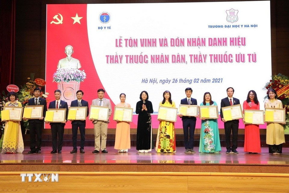 Chiều 26/02/2021, tại Hà Nội, Trường Đại học Y Hà Nội (Bộ Y tế) tổ chức Lễ tôn vinh và đón nhận danh hiệu “Thầy thuốc Nhân dân, Thầy thuốc Ưu tú”. Phó Chủ tịch nước Đặng Thị Ngọc Thịnh đến dự và trao tặng danh hiệu “Thầy thuốc Nhân dân, Thầy thuốc Ưu tú” cho các cá nhân thuộc Đại học Y Hà Nội. (Ảnh: Minh Quyết /TTXVN)