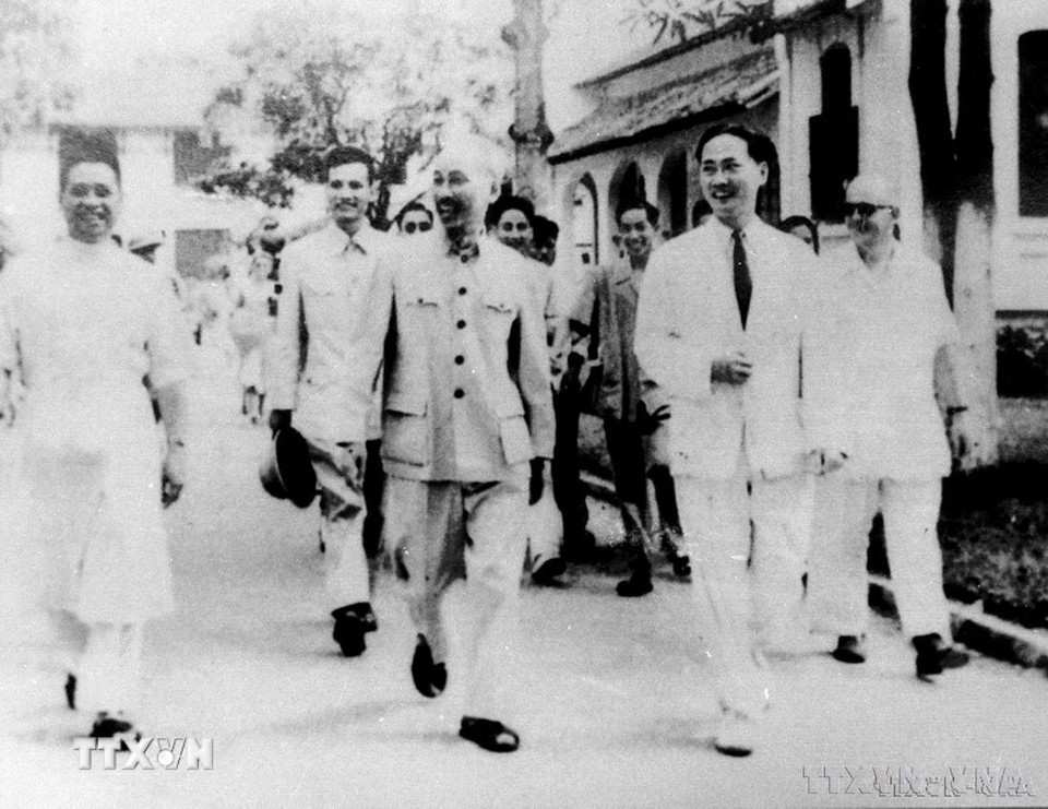 Chủ tịch Hồ Chí Minh đến thăm Bệnh viện Việt Đức (1956). (Ảnh: TTXVN)