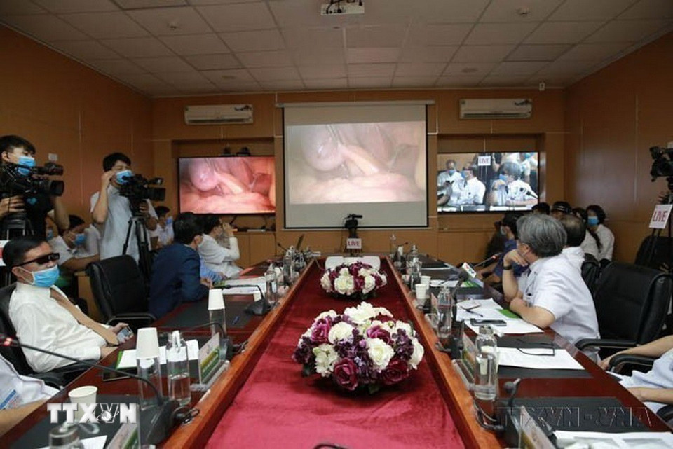 Bệnh viện Hữu nghị Việt Đức tư vấn khám, chữa bệnh từ xa cho tuyến y tế cơ sở dựa trên nền tảng web và ứng dụng trên điện thoại thông minh, giúp người dân vùng xa tiếp cận được dịch vụ khám, chữa bệnh chất lượng ngay tại địa phương (12/2022). (Ảnh: TTXVN)