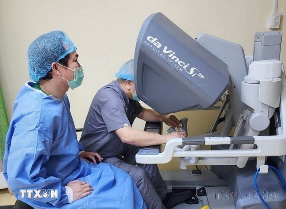 Bệnh viện Bình Dân (Thành phố Hồ Chí Minh) cử các bác sỹ sang hỗ trợ, chuyển giao kỹ thuật phẫu thuật robot điều trị ung thư đường tiêu hóa cho Bệnh viện Chinese General Hospital and Medical Center (CGHMC - Philippines), tháng 3/2023. (Ảnh: TTXVN)