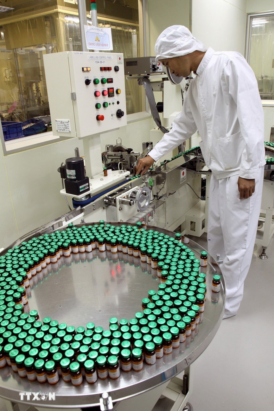 Việt Nam là quốc gia đang dần vươn lên vị trí quan trọng trong danh sách các nước sản xuất vắc-xin trên thế giới. Trong ảnh: Vắc-xin phối hợp Sởi-Rubella do Việt Nam sản xuất đã được thử nghiệm lâm sàng và được đánh giá là an toàn, hiệu quả cho người sử dụng trong Chương trình tiêm chủng mở rộng, phục vụ tiêm miễn phí cho trẻ em từ năm 2017. (Ảnh: Dương Ngọc/TTXVN)