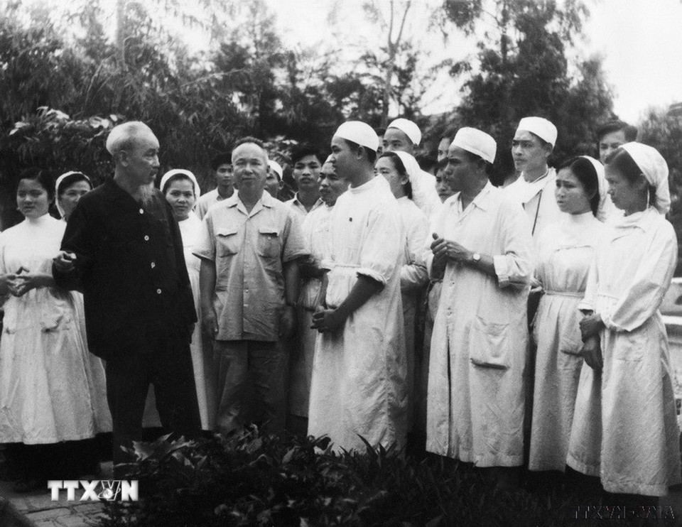 Chủ tịch Hồ Chí Minh thăm và nói chuyện với cán bộ, nhân viên bệnh xá Vân Đình, Hà Đông, lá cờ đầu của ngành y tế toàn miền Bắc (4/1963). (Ảnh: TTXVN)