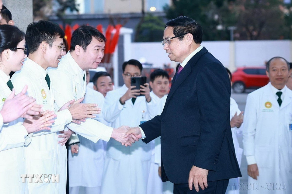 Thủ tướng Phạm Minh Chính đến thăm, chúc mừng đội ngũ cán bộ, bác sỹ, y sỹ, nhân viên y tế Bệnh viện Quân y 103 (Học viện Quân y) nhân kỷ niệm 70 năm Ngày Thầy thuốc Việt Nam (24/02/2025). (Ảnh: Dương Giang/TTXVN)