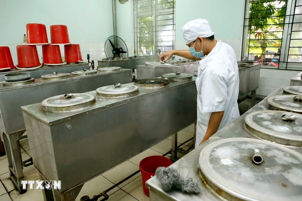 Bệnh viện Y học cổ truyền Bình Định đầu tư hệ thống sắc chiết thuốc đông y hiện đại phục vụ khám chữa bệnh. (Ảnh: Dương Ngọc/TTXVN)