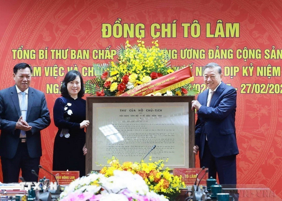 Tổng Bí thư Tô Lâm đến thăm, làm việc với Bộ Y tế và chúc mừng ngành Y tế nhân dịp kỷ niệm 70 năm ngày Thầy thuốc Việt Nam (27/2/1955-27/2/2025). (Ảnh: Thống Nhất/TTXVN)