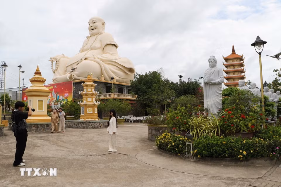 Một góc khuôn viên chùa Vĩnh Tràng. Ảnh: Hồng Thái - TTXVN