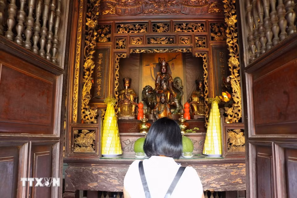 Du khách đến hành hương tại chùa Vĩnh Tràng. (Ảnh: Hồng Thái/TTXVN)