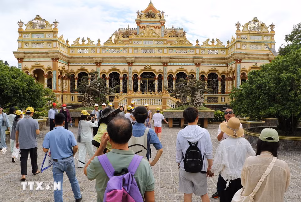 Du khách tham quan chùa Vĩnh Tràng. (Ảnh: Hồng Thái/TTXVN)