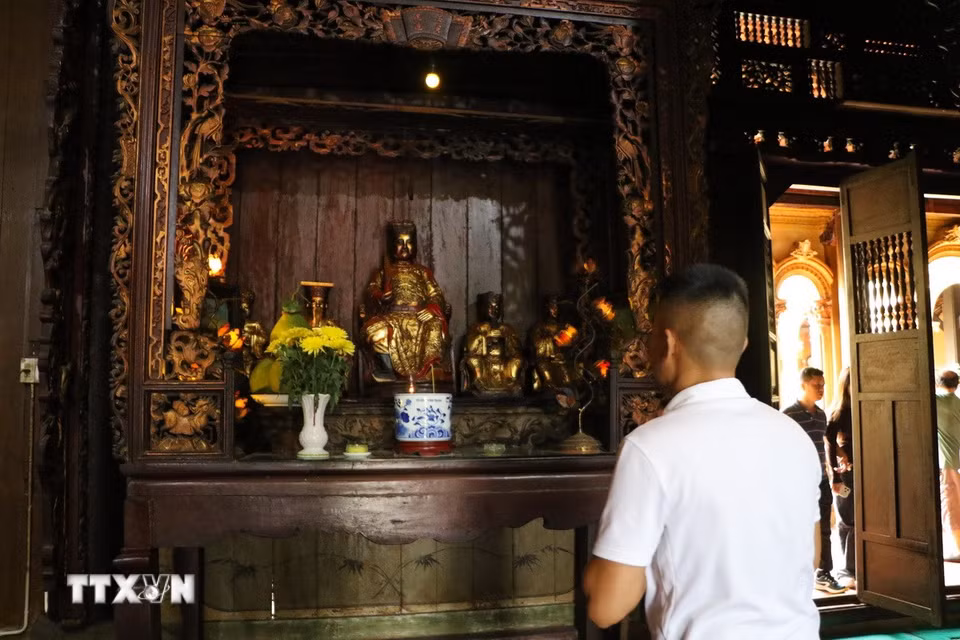 Chùa Vĩnh Tràng vừa là điểm hành hương, vừa là điểm du lịch thu hút du khách. (Ảnh: Hồng Thái/TTXVN)