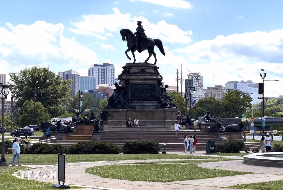 Đài phun nước Tượng đài George Washington (Washington Monument Fountain) là một trong những công trình tượng đài nổi bật của Philadelphia, mang ý nghĩa lịch sử, tôn vinh vai trò của George Washington trong việc thành lập và dẫn dắt nước Mỹ thời kỳ đầu. (Ảnh: Ngọc Quang/TTXVN)