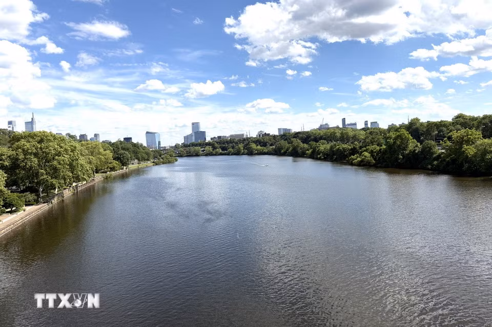 Sông Schuylkill là 1 trong 2 con sông quan trọng nhất chảy qua thành phố Philadelphia (cùng với sông Delaware). Đây không chỉ là một dòng sông tự nhiên mà còn gắn chặt với lịch sử hình thành, công nghiệp hóa và sự phát triển đô thị của thành phố. (Ảnh: Ngọc Quang/TTXVN)