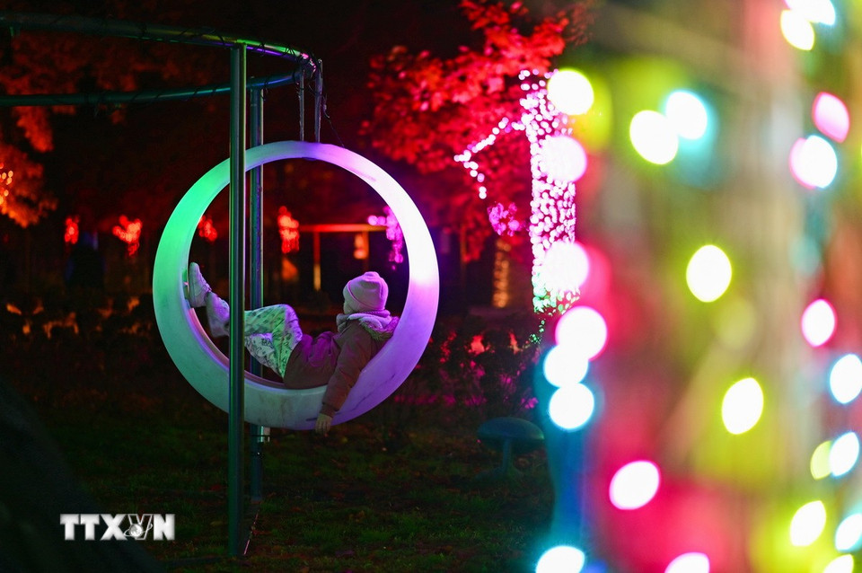 Du khách tham quan triển lãm ánh sáng ở Vacsava, Ba Lan, ngày 25/10/2025. (Ảnh: THX/TTXVN)