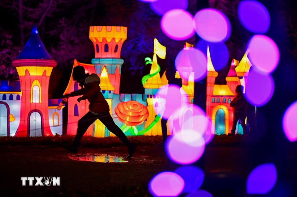 Tác phẩm nghệ thuật được trưng bày tại triển lãm ánh sáng ở Vacsava, Ba Lan, ngày 25/10/2025. (Ảnh: THX/TTXVN)