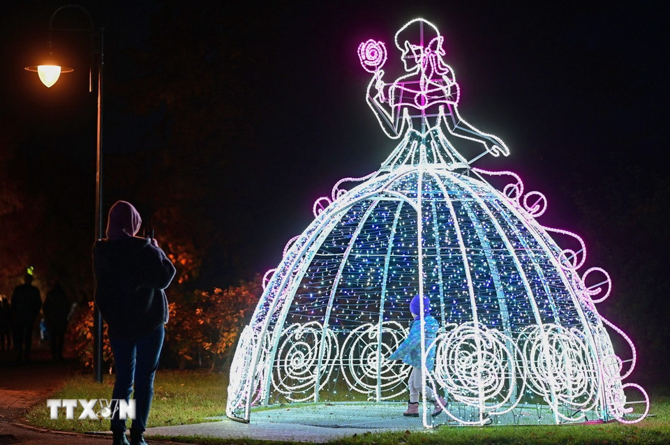 Tác phẩm nghệ thuật được trưng bày tại triển lãm ánh sáng ở Vacsava, Ba Lan, ngày 25/10/2025. (Ảnh: THX/TTXVN)