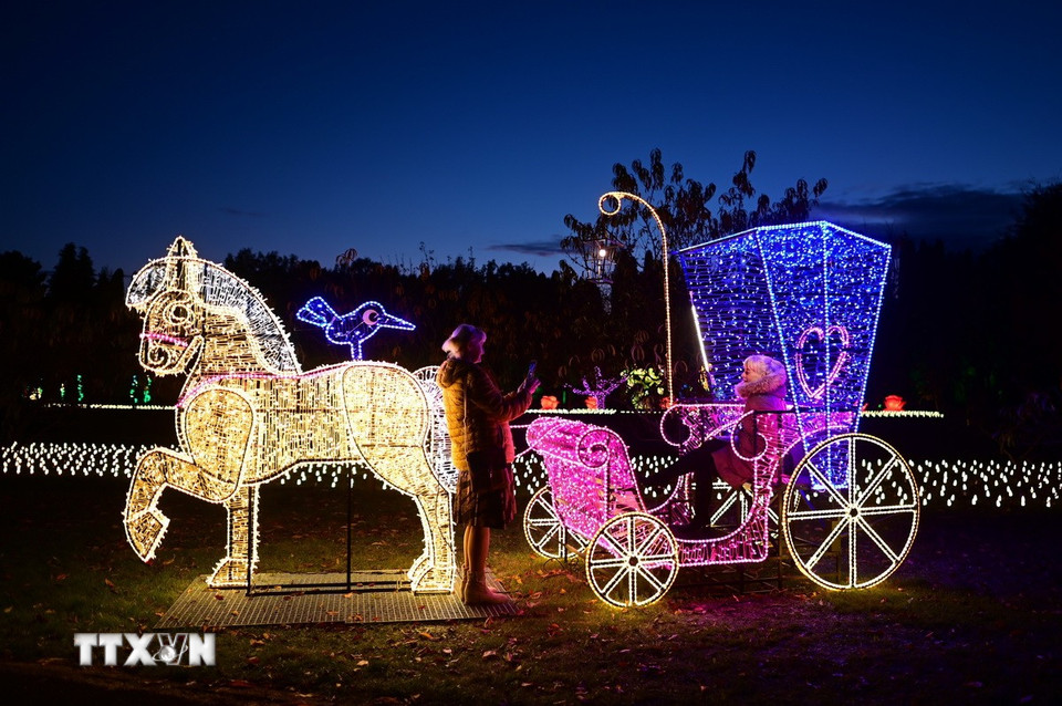 Tác phẩm nghệ thuật được trưng bày tại triển lãm ánh sáng ở Vacsava, Ba Lan, ngày 25/10/2025. (Ảnh: THX/TTXVN)