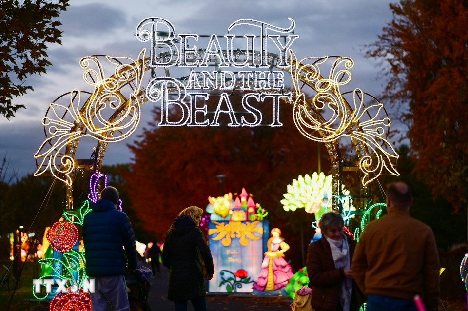 Du khách tham quan triển lãm ánh sáng tại Vacsava, Ba Lan, ngày 25/10/2025. (Ảnh: THX/TTXVN)