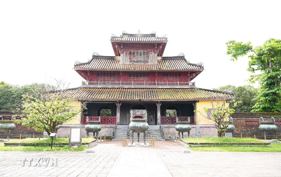 Hiển Lâm Các nhìn từ sân chầu Thế Tổ Miếu trong Hoàng Thành Huế. (Ảnh: Nguyên Lý/TTXVN)