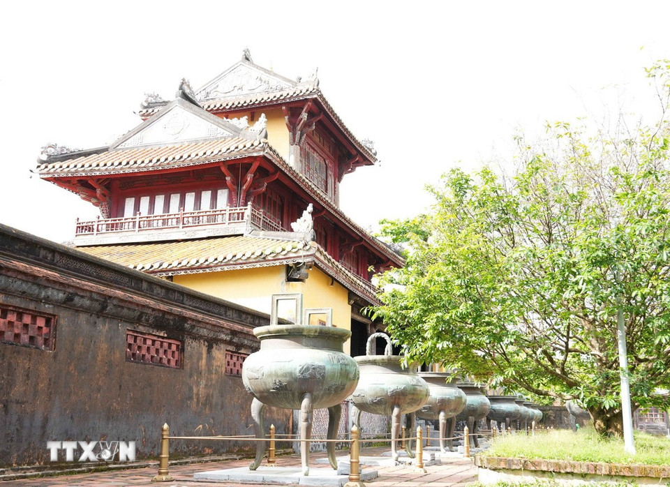 Cửu Đỉnh - Bảo vật quốc gia được đặt ở sân chầu Thế Tổ Miếu sát với Hiển Lâm Các trong Hoàng Thành Huế. (Ảnh: Nguyên Lý/TTXVN)