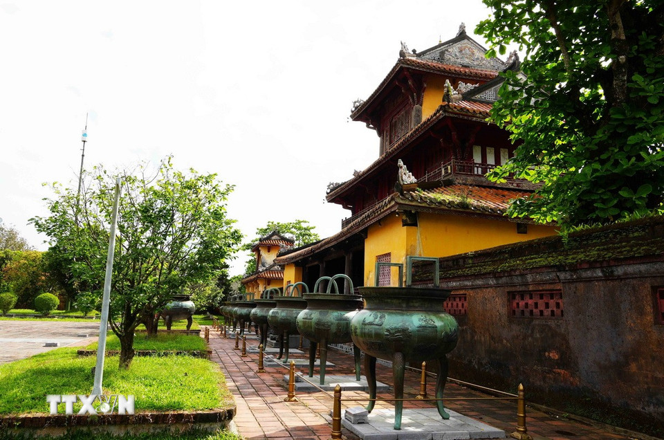 Cửu Đỉnh - Bảo vật quốc gia được đặt ở sân chầu trước Thế Tổ Miếu sát với Hiển Lâm Các trong Hoàng Thành Huế. (Ảnh: Nguyên Lý/TTXVN)