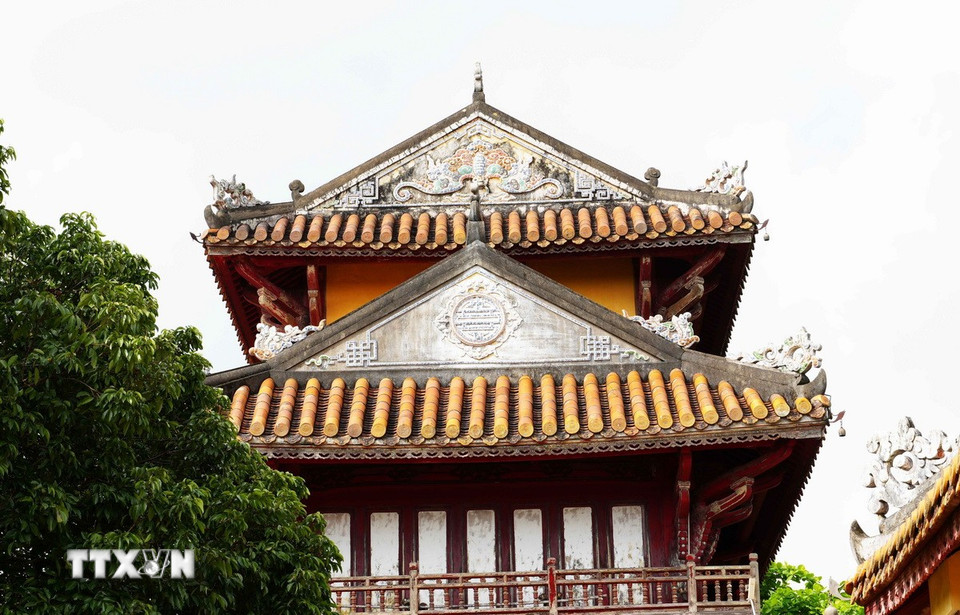 Hình "con dơi" ở tầng trên tượng trưng cho "phúc" và hình chữ "Thọ" tầng dưới tượng trưng cho trường sinh trên công trình Hiển Lâm Các trong Hoàng Thành Huế. (Ảnh: Nguyên Lý/TTXVN)