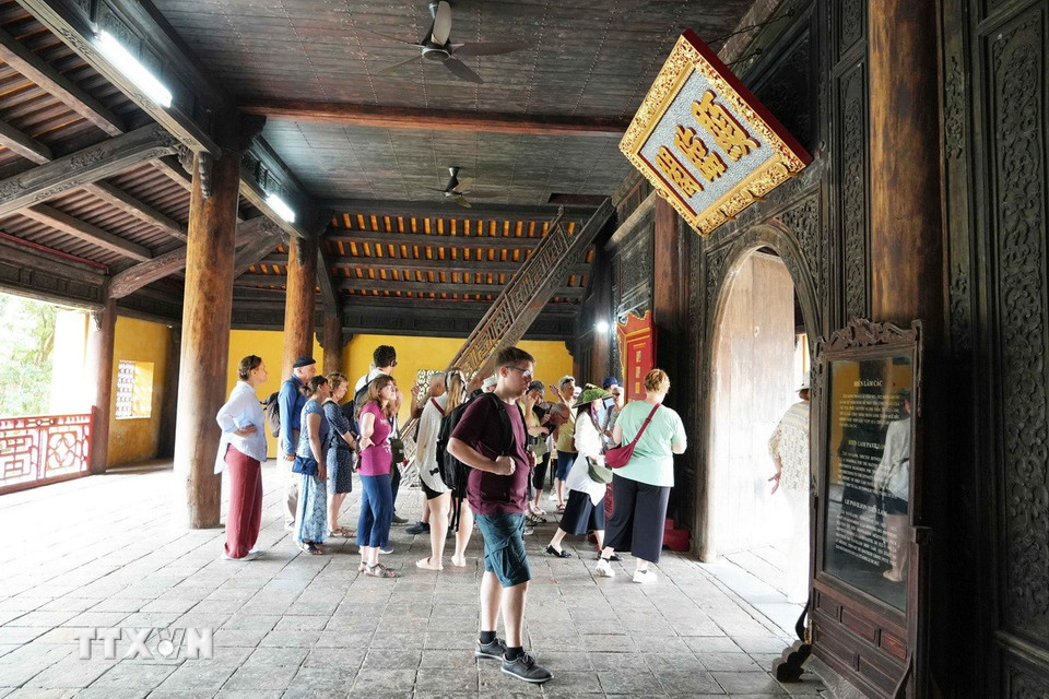 Du khách tham quan bên trong công trình Hiển Lâm Các trong Hoàng Thành Huế. (Ảnh: Nguyên Lý/TTXVN)
