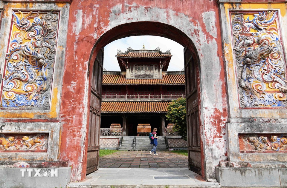 Hiển Lâm Các trong Hoàng Thành Huế nhìn từ Miếu Mốn-cổng chính. (Ảnh: Nguyên Lý/TTXVN)