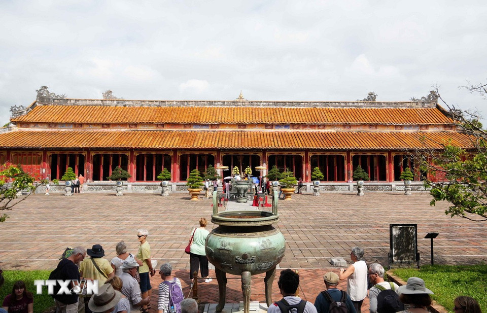 Du khách tham quan Thế Tổ Miếu trong Hoàng Thành Huế. (Ảnh: Nguyên Lý/TTXVN)