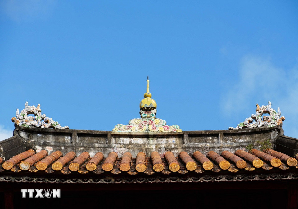 Trên nóc Hiển Lâm Các trong Hoàng Thành Huế có một bình hồ lô làm bằng pháp lam, tượng trưng cho bầu Thái cực. (Ảnh: Nguyên Lý/TTXVN)