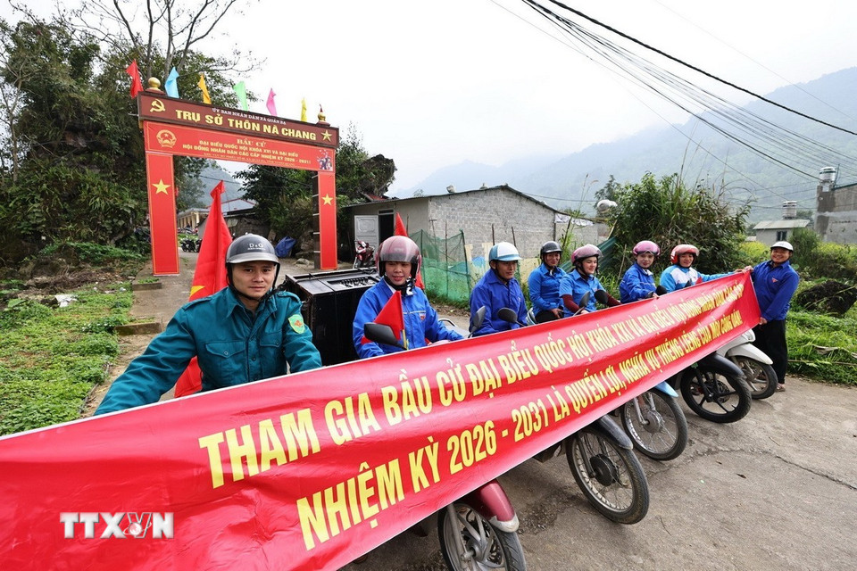 Đoàn thanh niên xã Quản Bạ tuyên truyền lưu động về công tác bầu cử trên địa bàn xã. (Ảnh: Minh Đức/TTXVN)