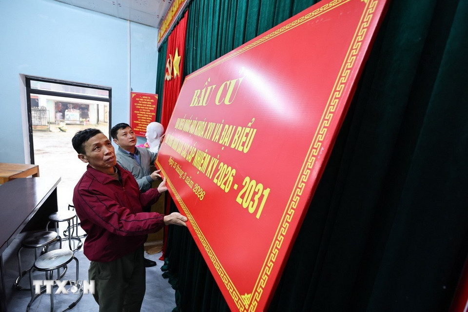 Trang trí hội trường, điểm bỏ phiếu tại nhà văn hóa thôn Nà Khoang 1, xã Quản Bạ. (Ảnh: Minh Đức/TTXVN)