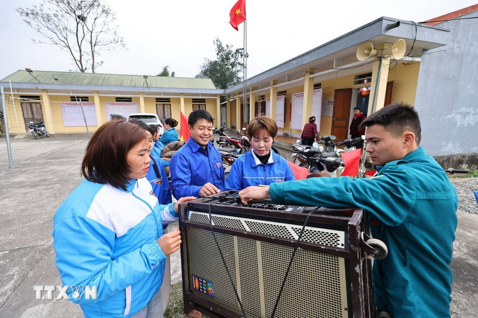 Đoàn thanh niên xã Quản Bạ tuyên truyền lưu động về công tác bầu cử trên địa bàn xã. (Ảnh: Minh Đức/TTXVN)