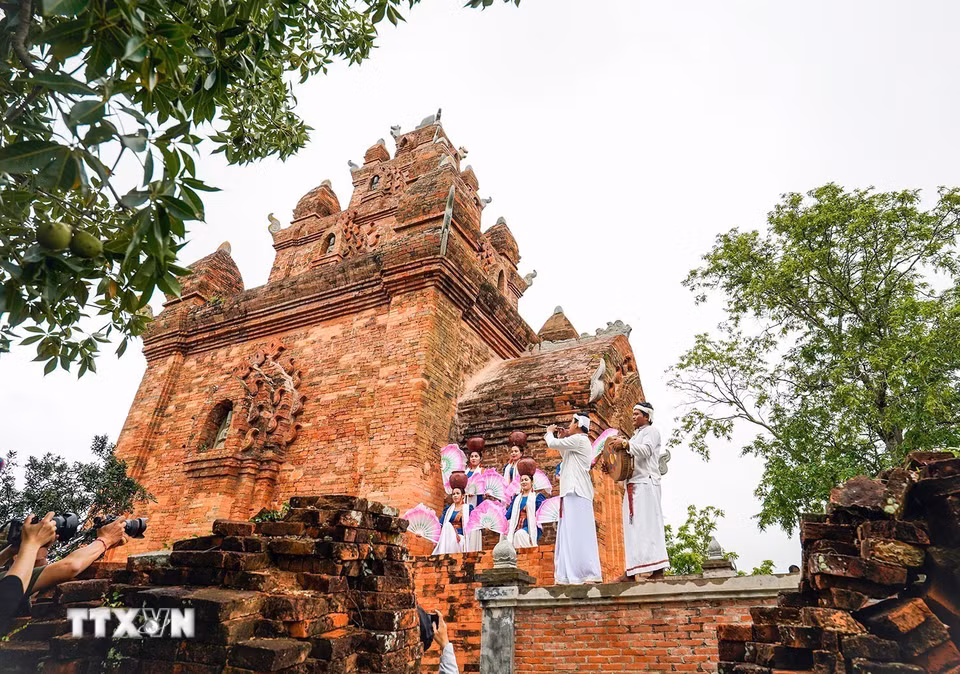 Đền tháp Po Rome là nơi tổ chức các hoạt động sinh hoạt văn hoá, tâm linh và các lễ hội truyền thống của người Chăm mỗi năm; đây là điểm du lịch cho những người muốn tìm hiểu về văn hóa, lịch sử của cộng đồng người Chăm. (Ảnh: Khánh Hoà/TTXVN)