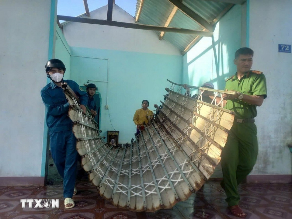 Lực lượng Công an tỉnh Gia Lai giúp người dân khắc phục hậu quả bão số 13. (Ảnh: Sỹ Thắng/TTXVN)