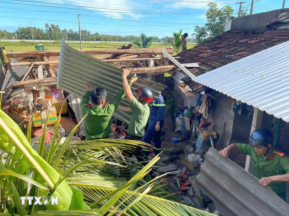 Lực lượng Công an tỉnh Gia Lai giúp người dân dựng lại mái nhà. (Ảnh: Sỹ Thắng/TTXVN)