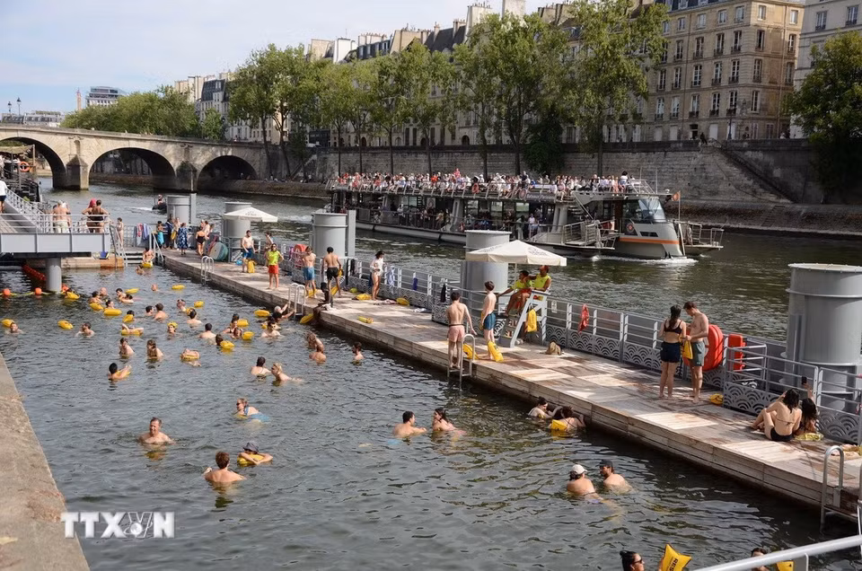 Người dân vui chơi và nghỉ ngơi tại khu vực tắm Bras-Marie trên sông Seine ở Paris (Pháp). Chất lượng nước tại đây được kiểm tra hàng ngày trước khi mở cửa đón khách. (Ảnh: Hữu Chiến/TTXVN)