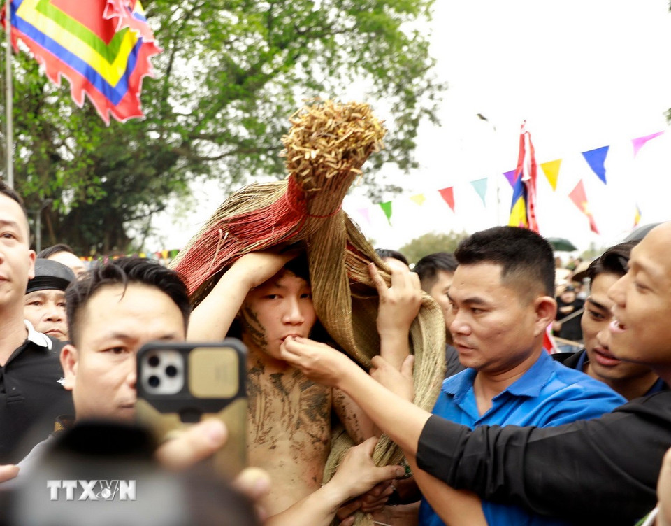 Các “Bụt” được bón xôi, trầu trước khi làm lễ thánh. (Ảnh: Hoàng Hùng/TTXVN)