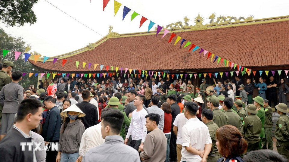 Người dân và du khách tham dự lễ hội. (Ảnh: Hoàng Hùng/TTXVN)