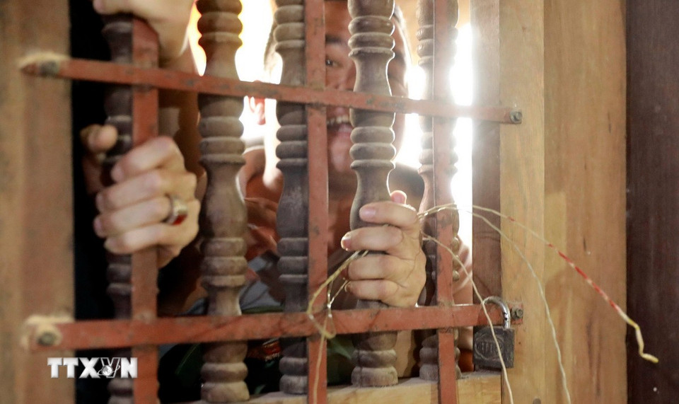 Người dân và du khách đợi Ban tổ chức "tản chiếu phát lộc" đầu xuân. (Ảnh: Hoàng Hùng/TTXVN)