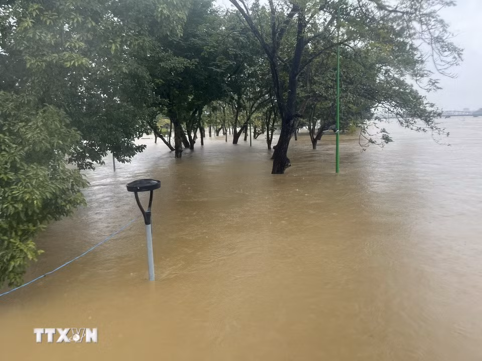 Nước sông Hương dâng nhanh, gây ngập lụt, cô lập nhiều phường, xã (Ảnh: Văn Dũng/TTXVN)