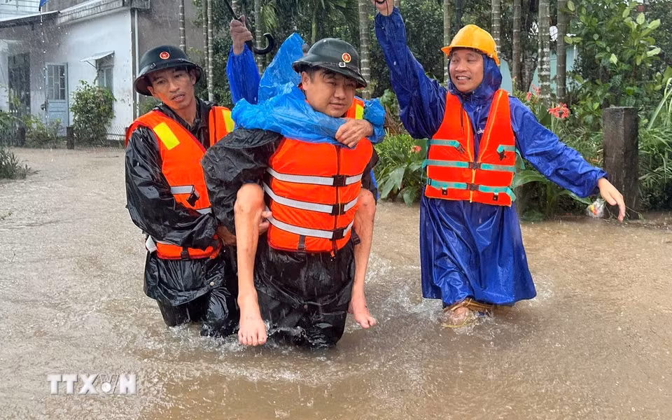 Lực lượng bộ đội và dân quân xã Duy Xuyên, thành phố Đà Nẵng giúp dân vùng lũ. (Ảnh: Trần Tĩnh/TTXVN)