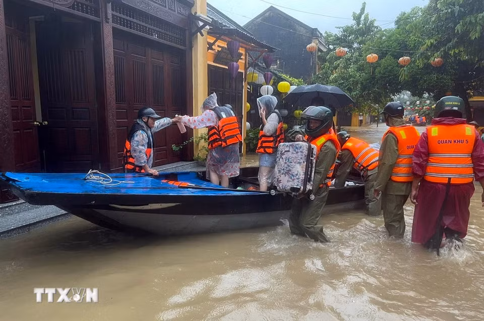 Lực lượng bộ đội thành phố Đà Nẵng giúp người dân ngập lụt phường Hội An di chuyển đến nơi an toàn. (Ảnh: Trần Tĩnh/ TTXVN)
