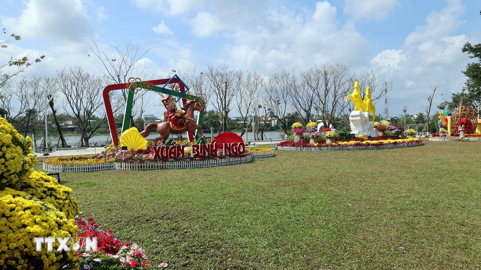 Tiểu cảnh trang trí chào đón năm mới Bính Ngọ ở làng sinh thái Hương Trà (phường Hương Trà, thành phố Đà Nẵng). (Ảnh: Đỗ Trưởng/TTXVN)