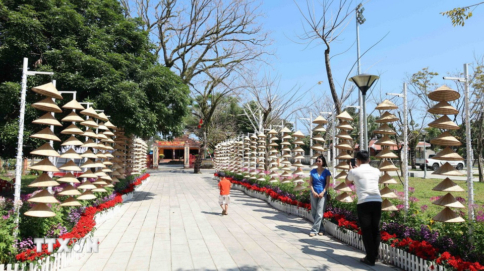 Du khách lưu giữ những hình ảnh đẹp ngày đầu xuân ở làng sinh thái Hương Trà (phường Hương Trà, thành phố Đà Nẵng). (Ảnh: Đỗ Trưởng/TTXVN)