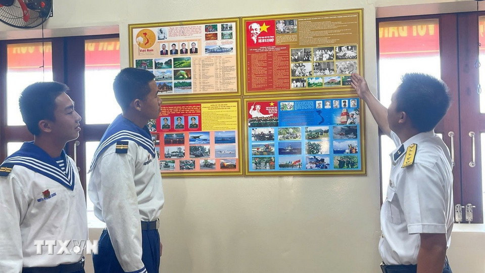 Trung sỹ Nguyễn Phạm Nhất Khương, chiến sỹ Nhà giàn DK1/10 trao đổi cùng các đồng đội về chặng đường vẻ vang của Đảng, của đơn vị. (Ảnh: TTXVN phát)