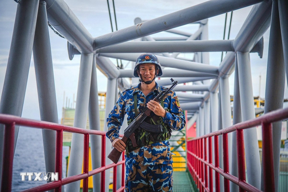 Đại úy quân nhân chuyên nghiệp Lê Quang Trung, Khẩu đội trưởng nhà giàn DK1/14 tuần tra trên nhà giàn. (Ảnh: TTXVN phát)