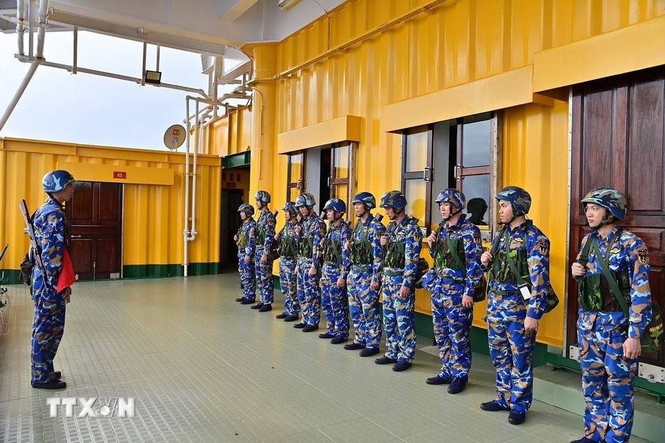 Quán triệt, phổ biến công tác huấn luyện trên Nhà giàn DK1/8. (Ảnh: TTXVN phát)