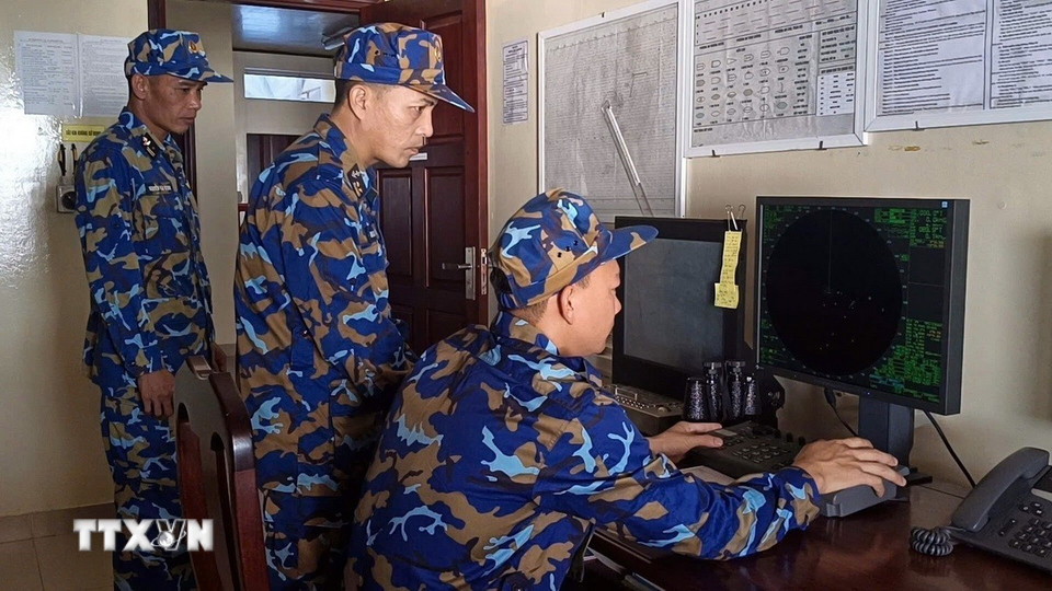 Cán bộ, chiến sỹ trao đổi nghiệp vụ trên Nhà giàn 1/17. (Ảnh: TTXVN phát)