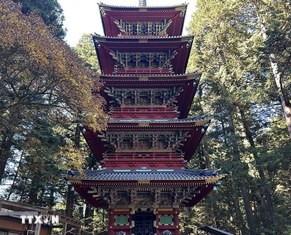 Tháp Gojunoto năm tầng tại đền Nikko Toshogu, một quần thể đền thờ lớn được UNESCO công nhận là Di sản thế giới. (Ảnh: Nguyễn Tuyến/TTXVN)