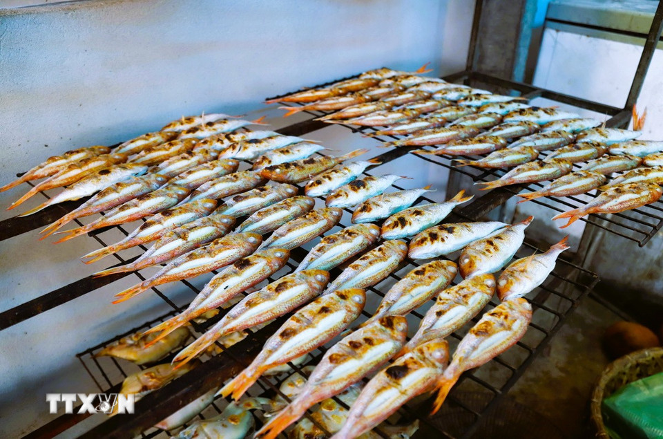 Tiêu chí cá biển nướng than hoa đạt chuẩn là cá nướng không được quá lửa, thân cá không bị cháy sém, sáp, khô và phải giữ được vị ngọt, ngon. (Ảnh: Xuân Tiến/TTXVN)